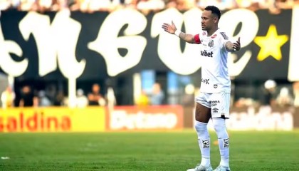 欧冠手机观看-内马尔批俱乐部草皮维护不力，表态正为世界杯努力|内马尔·达·席尔瓦|费尔南多-桑托斯|科林蒂安|比赛|国家队_新浪体育_新浪新闻